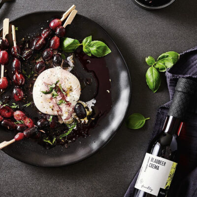 Burrata z winogronami i kremem jagodowym