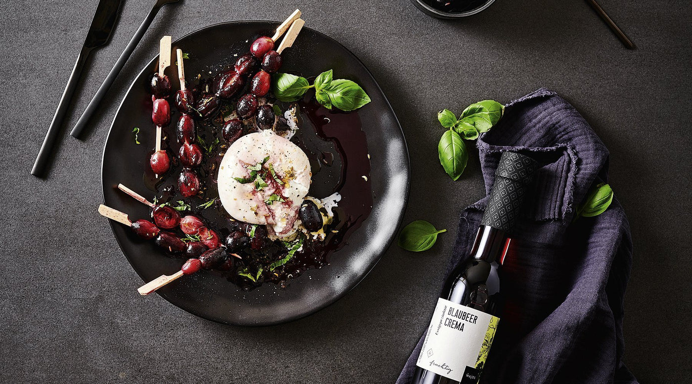 Burrata z winogronami i kremem jagodowym