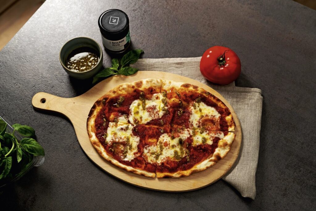 Flammkuchen z pomidorami i mozzarellą