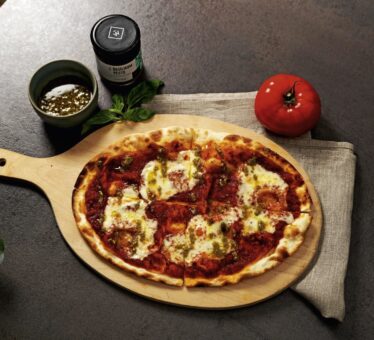 Flammkuchen z pomidorami i mozzarellą