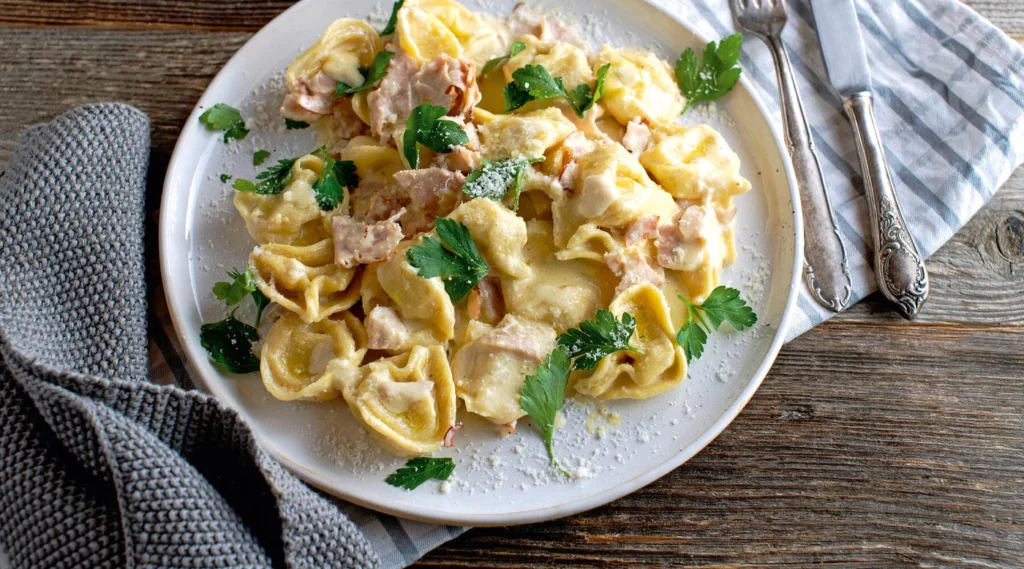 Zapiekanka Tortellini z szynką i sosem śmietanowym