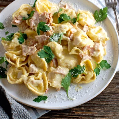 Zapiekanka Tortellini z szynką i sosem śmietanowym